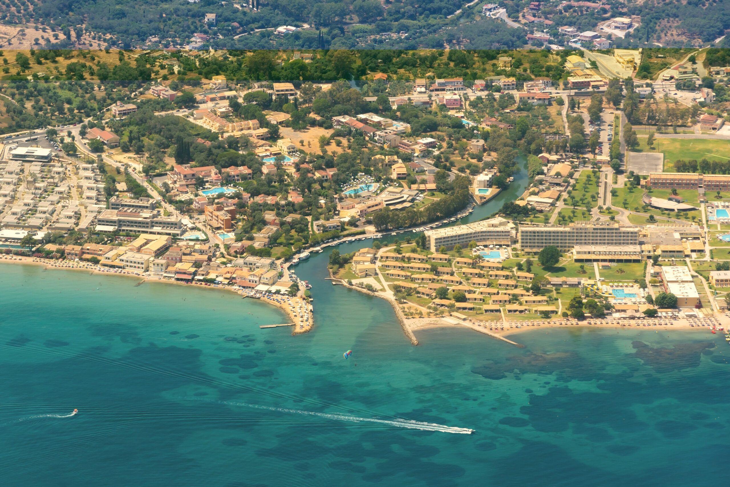 vista aerea centros turisticos isla corfu