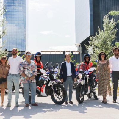 Inquieto motocicletas agentes movilidad